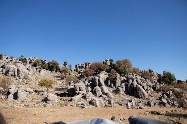 Die außergewöhnliche Natur der Türkei alte Ruinen aus Steinen Berge Wälder die Schönheit der mehrjährigen Natur