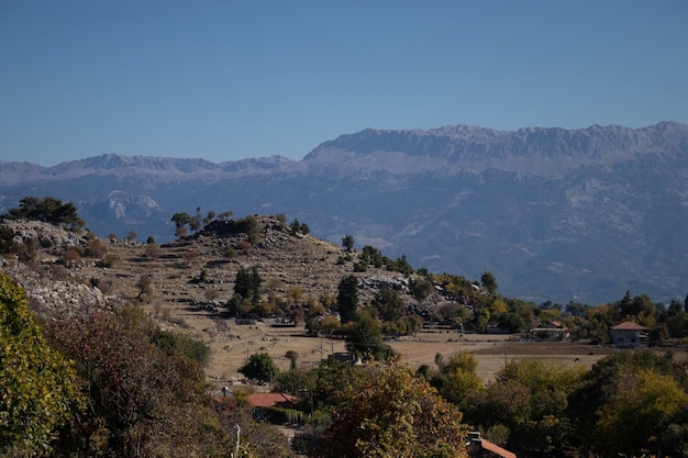 Die außergewöhnliche Natur der Türkei alte Ruinen aus Steinen Berge Wälder die Schönheit der mehrjährigen Natur