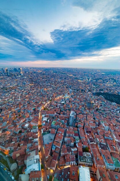 Die Aussicht auf Istanbul aus der Luft zeigt uns eine erstaunliche Dämmerungsszene