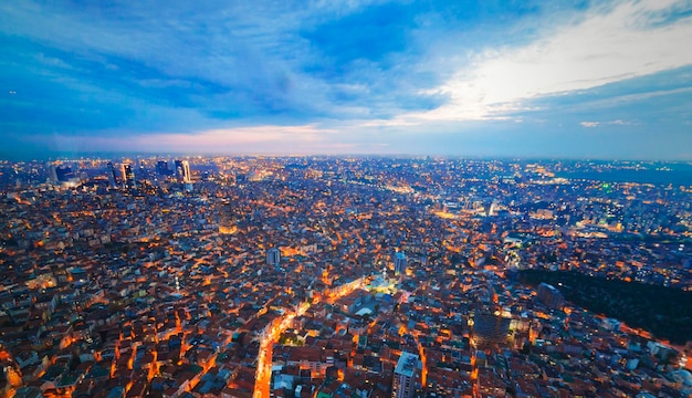 Die Aussicht auf Istanbul aus der Luft zeigt uns eine erstaunliche Dämmerungsszene