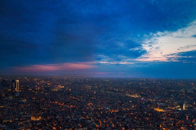 Die Aussicht auf Istanbul aus der Luft zeigt uns eine erstaunliche Dämmerungsszene