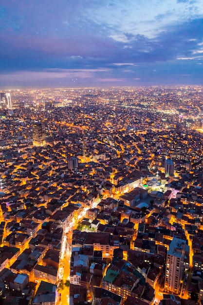 Die Aussicht auf Istanbul aus der Luft zeigt uns eine erstaunliche Dämmerungsszene