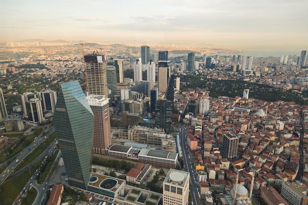 Die Aussicht auf Istanbul aus der Luft zeigt uns eine erstaunliche Sonnenuntergangsszene