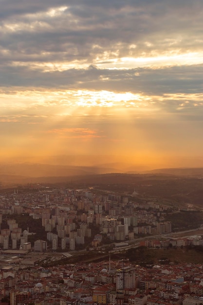 Die Aussicht auf Istanbul aus der Luft zeigt uns eine erstaunliche Sonnenuntergangsszene