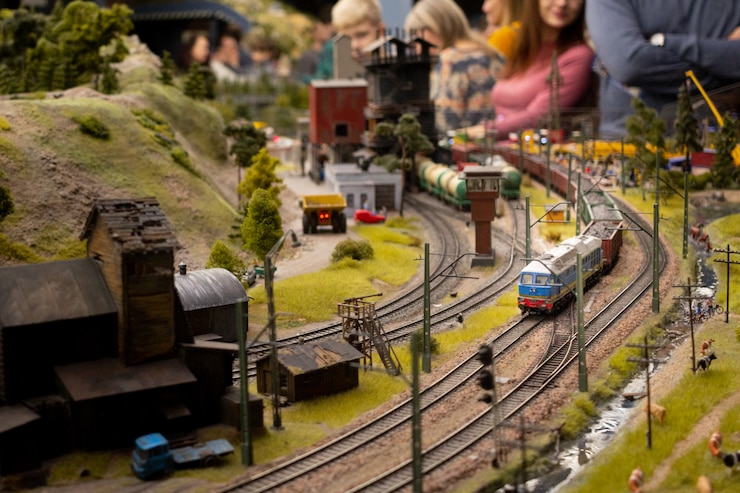 Foto die ausstellung von grand maket russia. der bahnhof, der zug kommt an, ein fragment einer in sich geschlossenen großanlage in russland. tiefenschärfe.