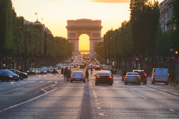 Die Avenue des Champs Elysees und der Arc de Triomphe (Triumphbogen des Sterns) im Vintage-Stil