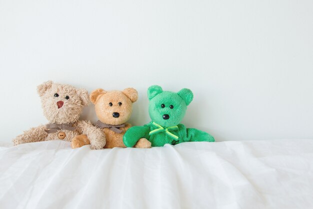 Die Bande des Teddybären, die am Valentinstag innerhalb der Liebe umfasst