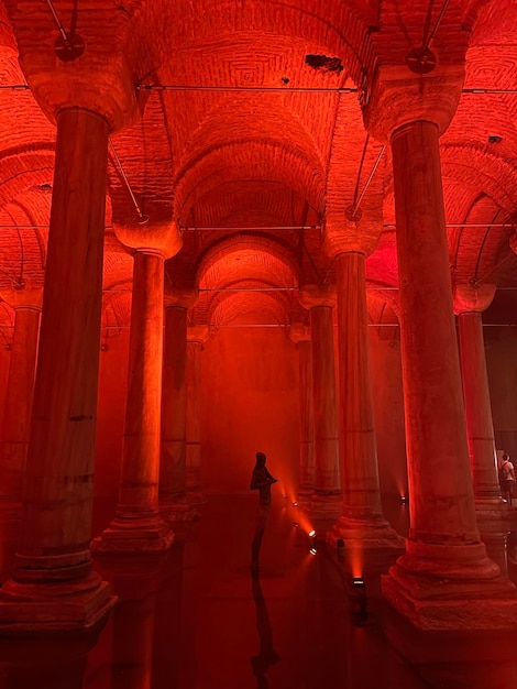 Die Basilika-Zisterne, Wahrzeichen von Istanbul mit roten Umgebungslichtern. Istanbul, Türkei - 6. August 2022.