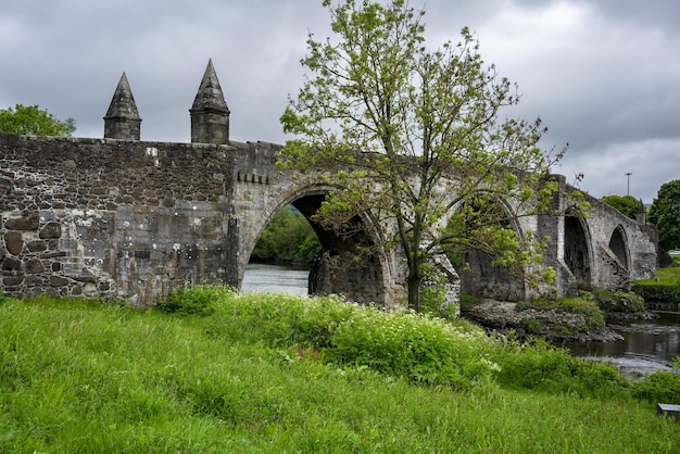 Die Battle of Stirling Bridge ist eine alte und kleine Brücke, die den Fluss Forth in Stirling, Schottland, überquert