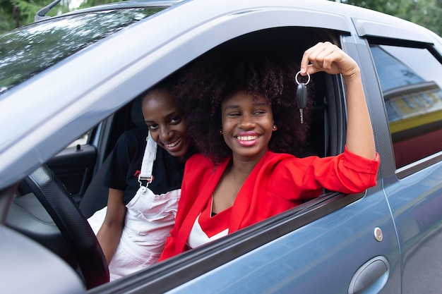 Die beiden Afroamerikanerinnen haben Spaß im Auto