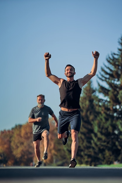 Die beiden Athleten laufen Marathon im schönen Park