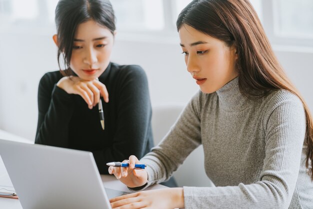 Die beiden Geschäftsfrauen besprechen die Arbeit