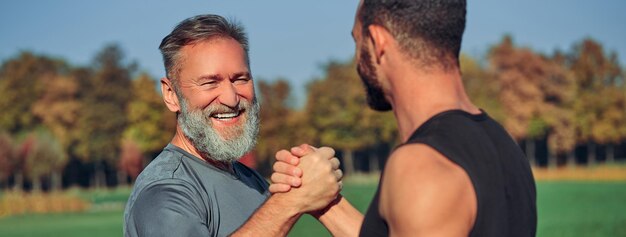 Die beiden glücklichen Sportler grüßen im Freien