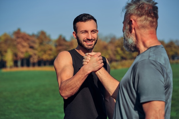 Die beiden Sportler grüßen im Freien