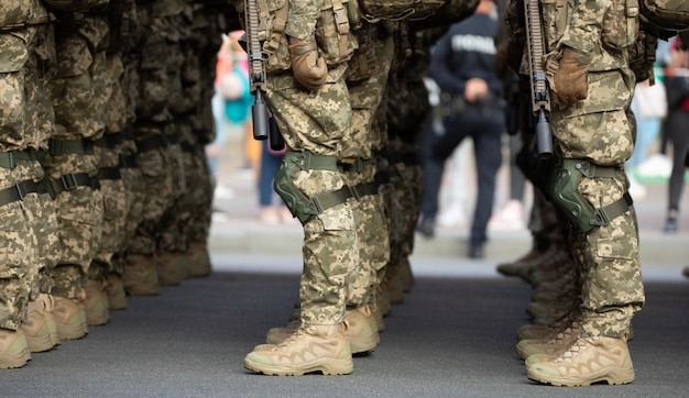 Die Beine der Soldaten sind mit Stiefeletten und Tarnhosen bekleidet.