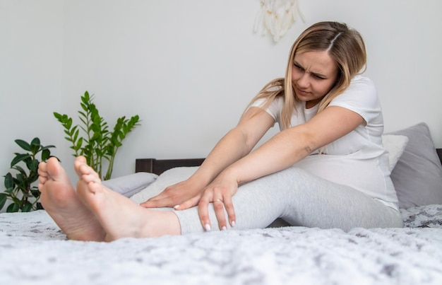 Die Beine einer schwangeren Frau sind geschwollen. Selektiver Fokus