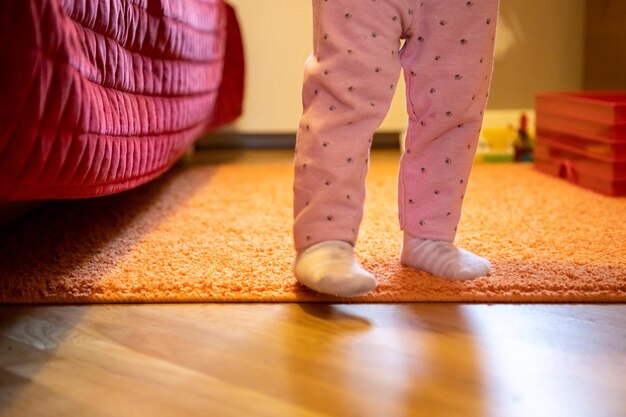Die Beine eines kleinen Kindes laufen durch den Raum Babys erste Schritte Konzept kein Gesicht