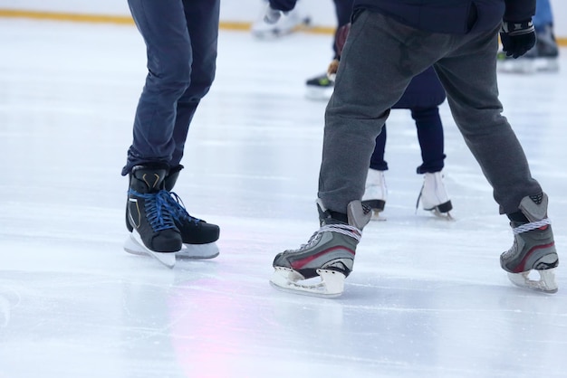 Die Beine eines Mannes beim Schlittschuhlaufen auf der Eisbahn