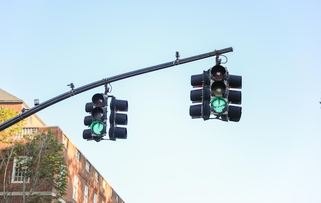 Die Beleuchtung von Wegen und die verkehrsführenden Straßenlaternen und Ampeln symbolisieren die Sicherheitsordnung