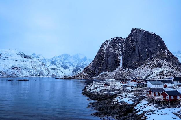 Die Berg- und Fischerhütten im Dorf Hamnoy auf den Lofoten