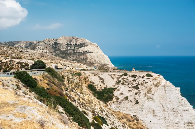 Die Berge, das Meer, der Himmel und die Straße. Schöne Berge im Mittelmeer. Meereslandschaft. Schöne Küste von Zypern. Himmel, Berge, Meer. Straße am Meer entlang