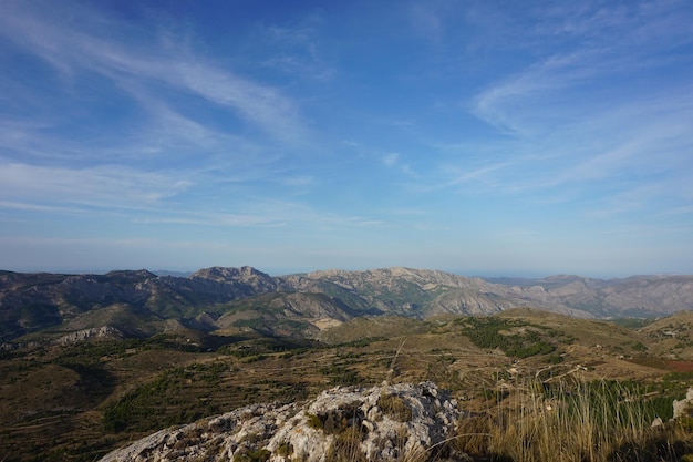 Die Berge der Dordogne sind in der Ferne sichtbar.