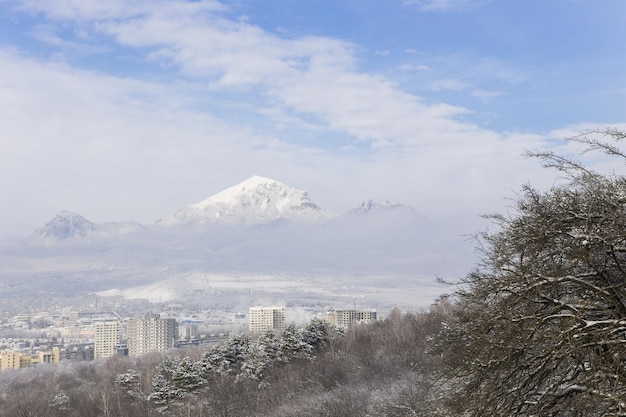 Die Berge sind mit Schnee bedeckt. Winterlandschaft