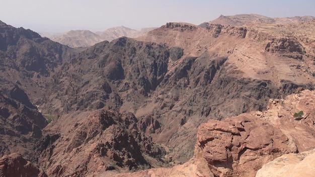 Die Berge um Pera sind der nabatäische Felsentempel Jordan