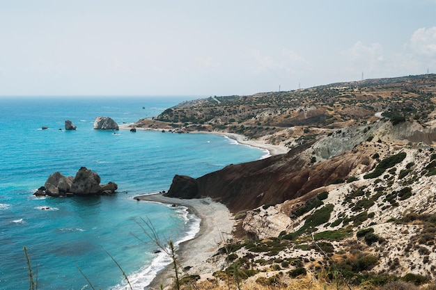 Die Berge und das Meer aus der Höhe. Meereslandschaft. Schöne Küste von Zypern. Aphrodite-Bucht auf Zypern. Der Felsen der Aphrodite auf Zypern. Der Strand der Aphrodite