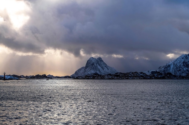 Die Berge und das Meer unter bewölktem Himmel bei Stamsund auf den Lofoten