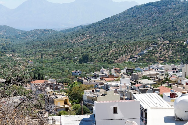 Die Berge und die Stadt auf der Insel Kreta