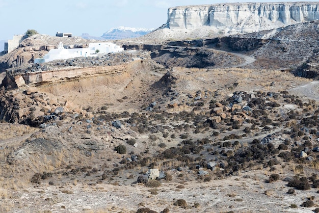 Die Berge von Santorini an einem bewölkten Tag