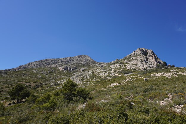 Die Bergkette liegt in der Ferne.