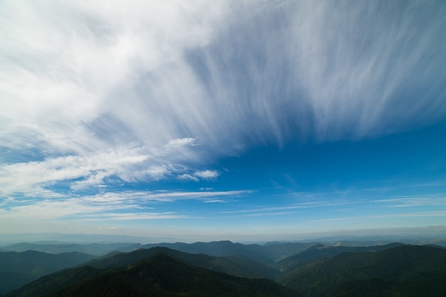 Die Berglandschaft auf dem Hintergrund von Wolken