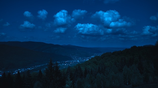 Die Berglandschaft im Hintergrund der Nachtstadt