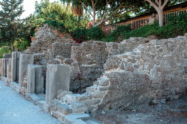 Die Überreste der Altstadt von Griechenland sind nicht das Territorium von Side Türkei. Steinfelsen alter Gebäude liegt in der neuen Touristenstadt.