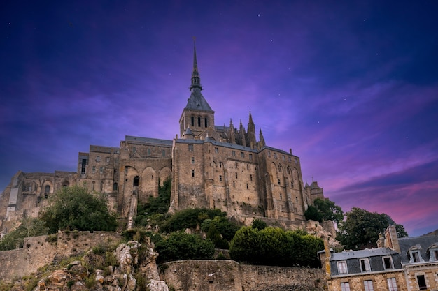 Die berühmte Abtei Mont Saint-Michel in der Nacht im Département Manche, Normandie, Frankreich