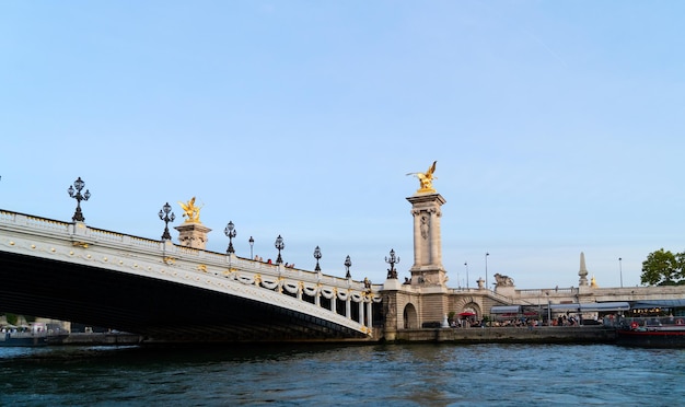 Die berühmte Alexandre III-Brücke in der blauen Dämmerung Paris Frankreich