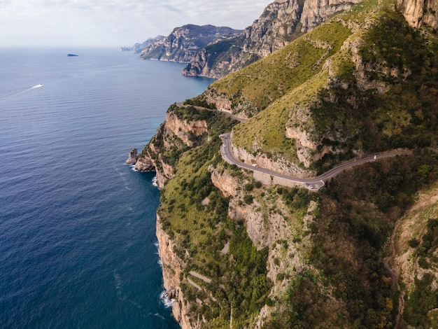 Die berühmte Amalfiküste, Blick von einer Drohne auf die Klippen und das Meer. Reiseziel in Italien