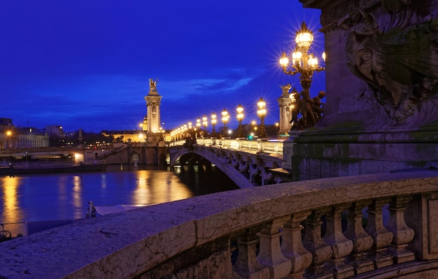 Die berühmte Brücke Alexandre III bei Nacht Paris Frankreich