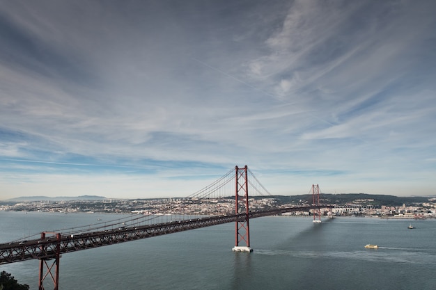Die berühmte Brücke vom 25. April in Lissabon, Portugal