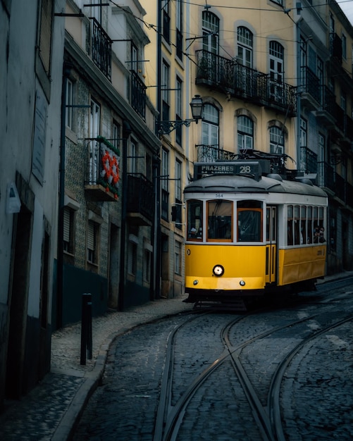 Die berühmte gelbe Straßenbahn durch die Straßen von Lissabon, Portugal