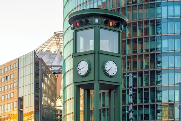 Die berühmte Vintage-Uhr am Potsdamer Platz in Berlin, Deutschland