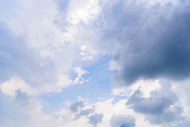 Die Beschaffenheit des blauen Himmels mit Wolke morgens.