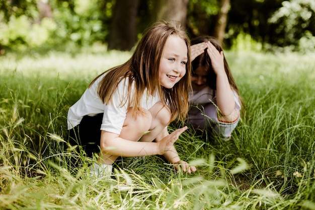 Die besten Freunde Kindermädchen spielen zusammen Freizeitaktivitäten im Sommerpark