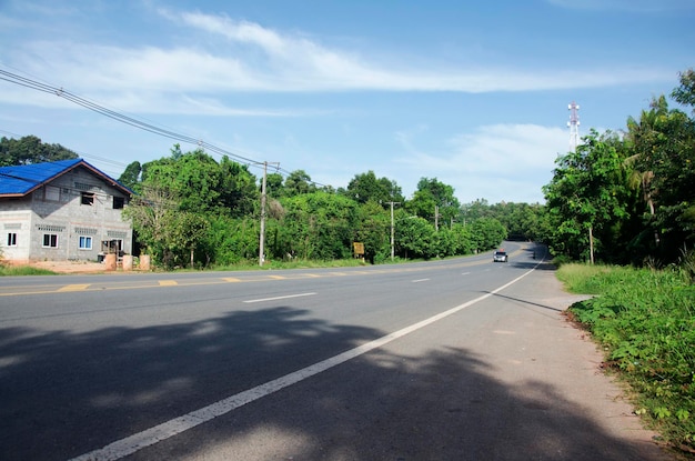 Die Bewegung der Verkehrsstraße auf der Autobahn geht zum Thale Noi Wildlife Reserve oder bekannt als Thale Noi Waterfowl Reserve am 14. Juli 2016 in Phatthalung Thailand