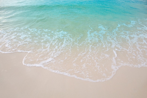 Die Bewegung der Wellen auf dem Sand ist glatt und fein für den Hintergrund.