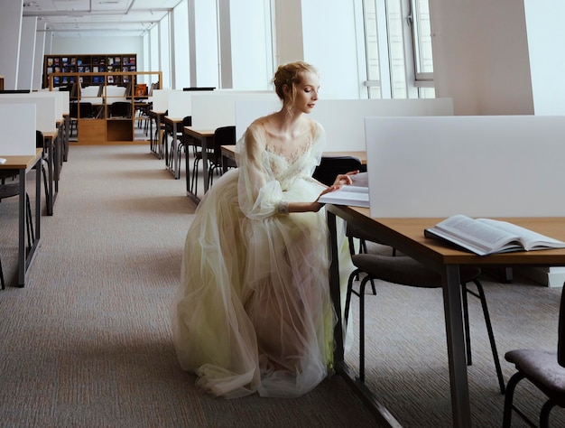 Die bezaubernde Ballerina ging in die Bibliothek, um sich während einer Pause ein neues Buch auszusuchen und zeigte Ihre Dehnung und Flexibilität