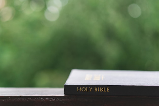 Die Bibel Das Bibellesen Konzept für Glaubensspiritualität und Religion