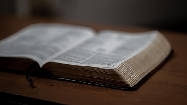 Die Bibel sitzt auf einem Holztisch im Inneren